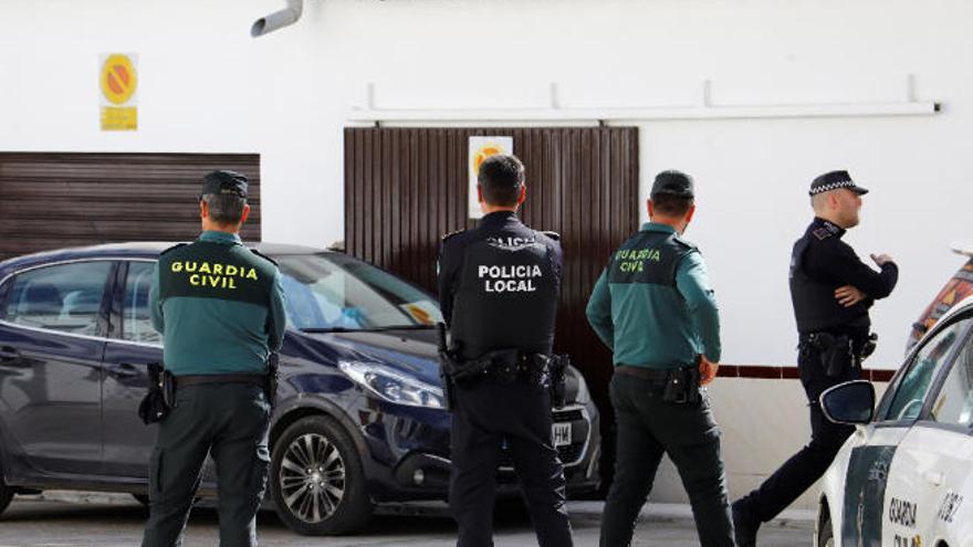 Agentes custodian la casa donde ocurrió el asesinato de Concepción.