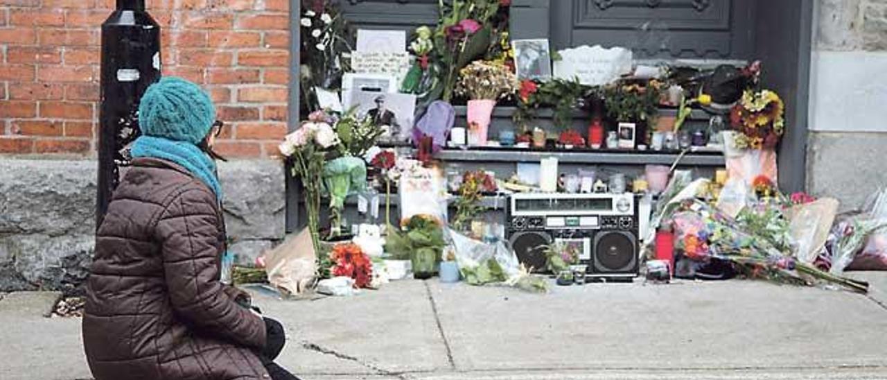 Homenatge a Leonard Cohen a la porta de casa seva, a Mont-real.