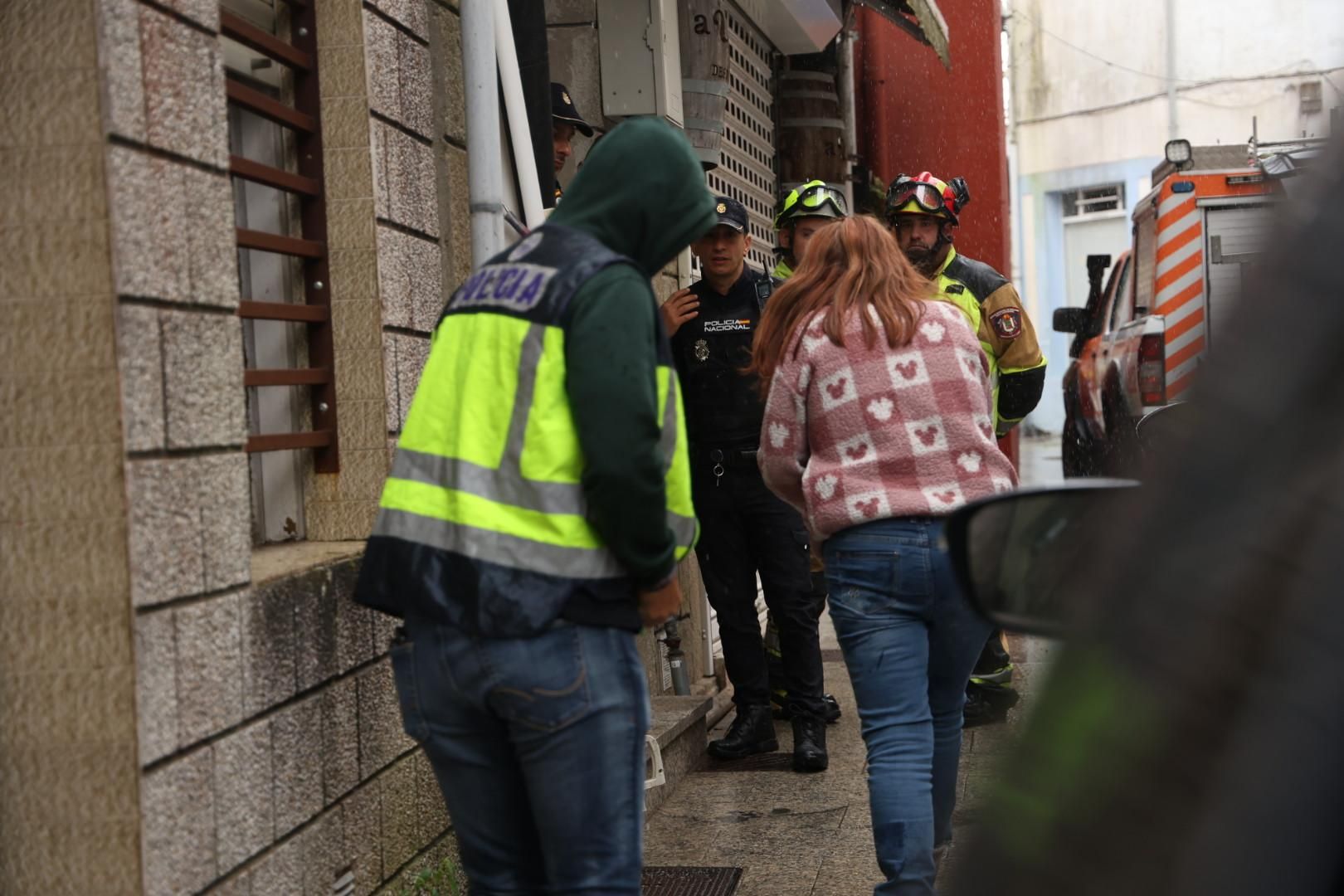 El registro del piso de Vilaxoán se lleva a cabo en presencia de dos de los detenidos.