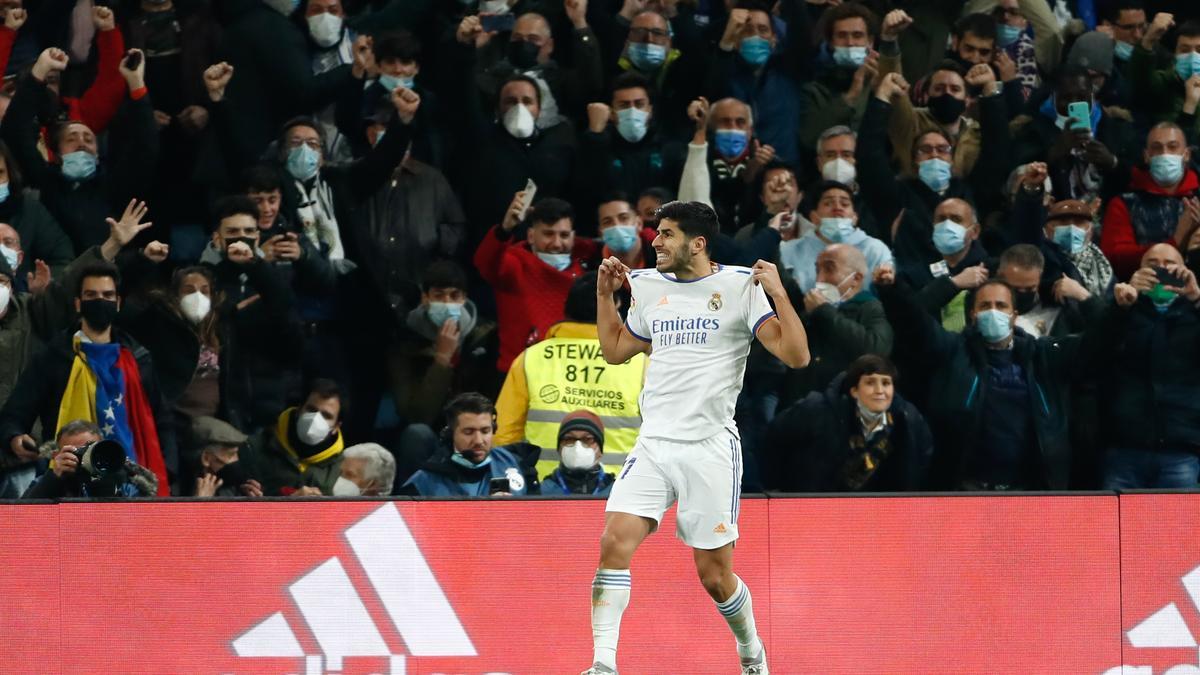 Aficionados disfrutan de un partido del Real Madrid en el Santiago Bernabéu.