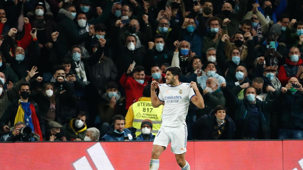 Aficionados disfrutan de un partido del Real Madrid en el Santiago Bernabéu.