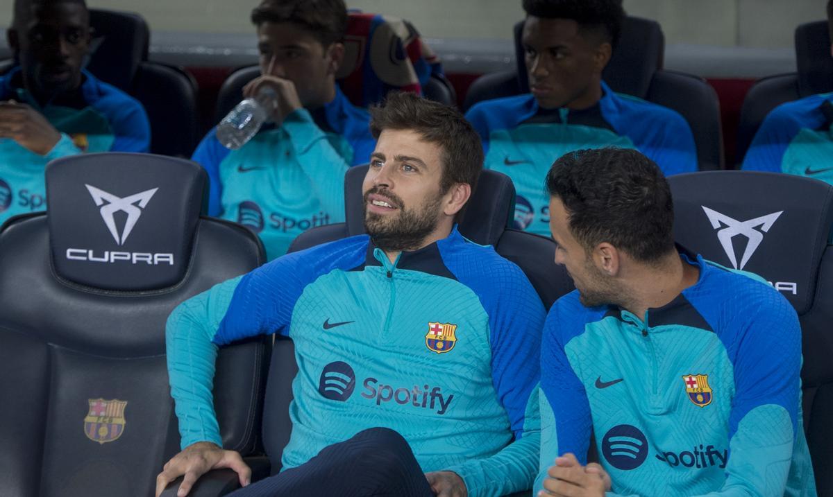 Barcelona. 20.10.2022. Deportes. Piqué junto a Busquets enel banquillo antes de iniciarse el partido de liga del FC Barcelona contra el Villarreal. Fotografía de Jordi Cotrina