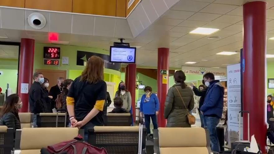 &#039;Hallelujah&#039;, de Leonard Cohen, entonado en el aeropuerto de El Hierro