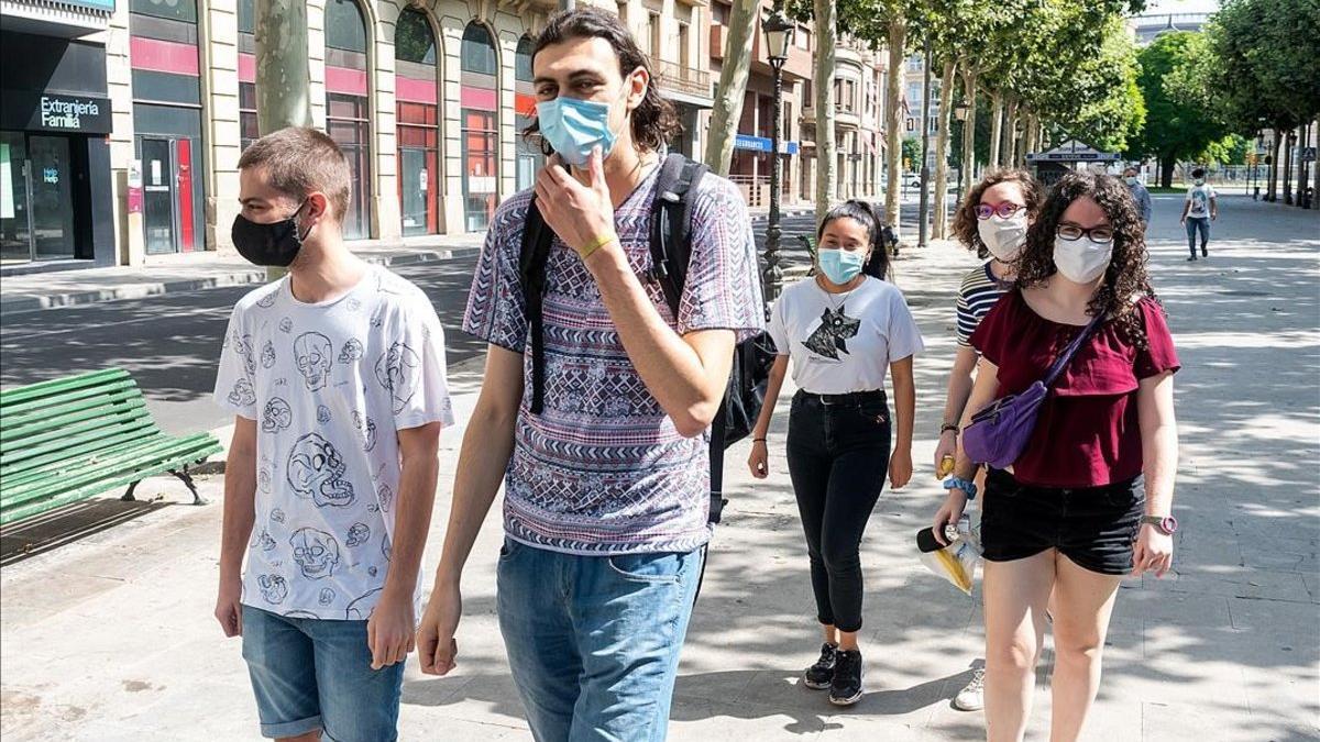 Un grupo de jóvenes con mascarilla en la rambla de Ferran, en Lleida