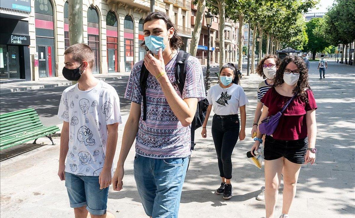 Un grupo de jóvenes con mascarilla en la rambla de Ferran, en Lleida.