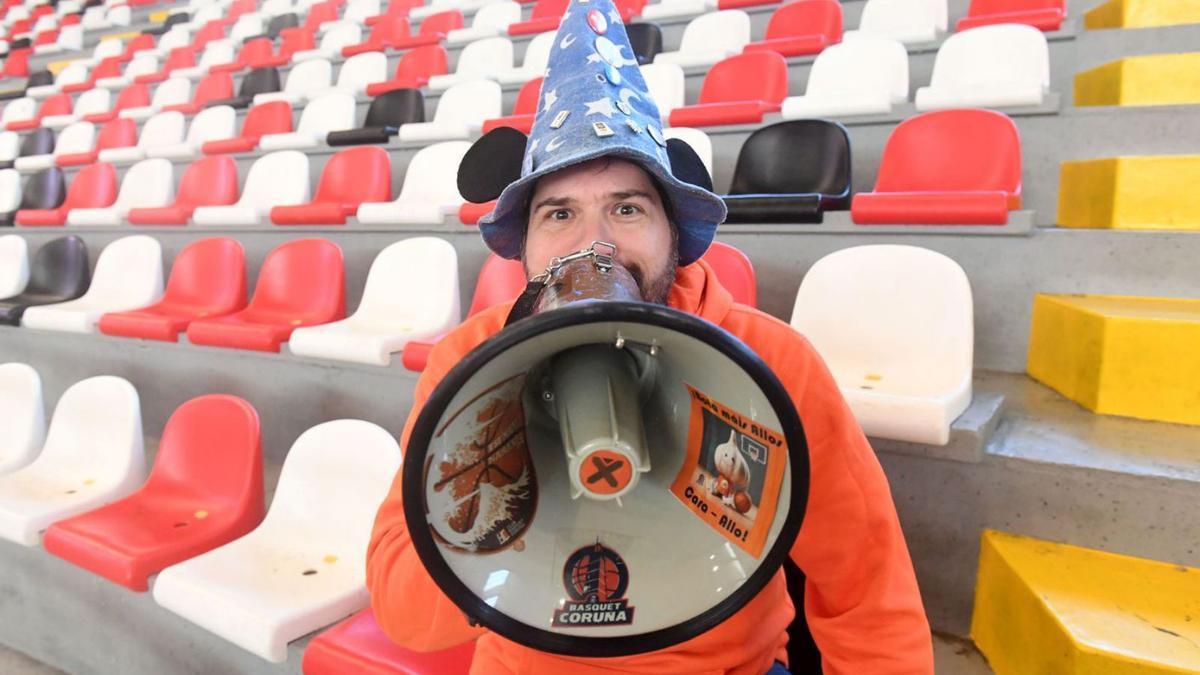 Berrallouco, aficionado del Leyma Coruña, con el gorro y el megáfono en la grada de Riazor. |  // CARLOS PARDELLAS