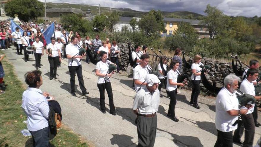 Integrantes de la banda de gaitas «As Portelas» de Lubián durante una actuación.