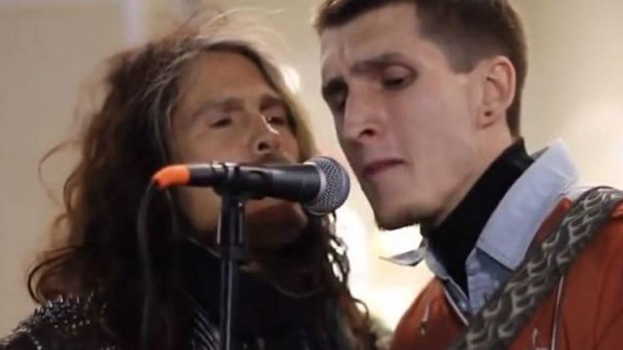 Steven Tyler hace un dúo con un músico callejero en Moscú