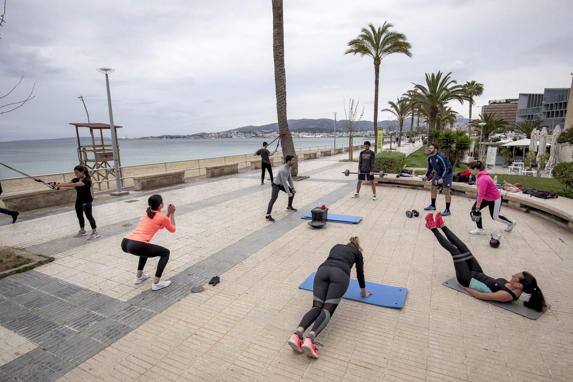 Gimnasia grupal al aire libre