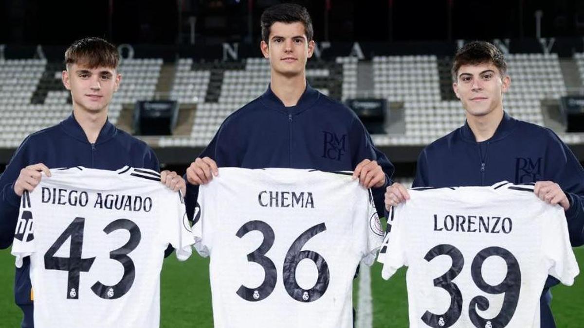 Diego y Lorenzo Aguado, junto a Chema, posan tras debutar con el Real Madrid en Copa.