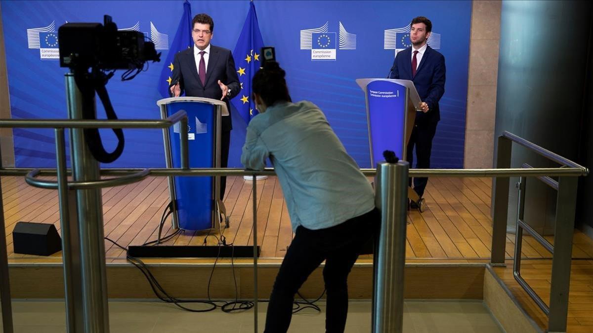 El comisario europeo de gestión de la crisis, Janez Lenarcic, en una rueda de prensa en Bruselas el pasado 7 de abril