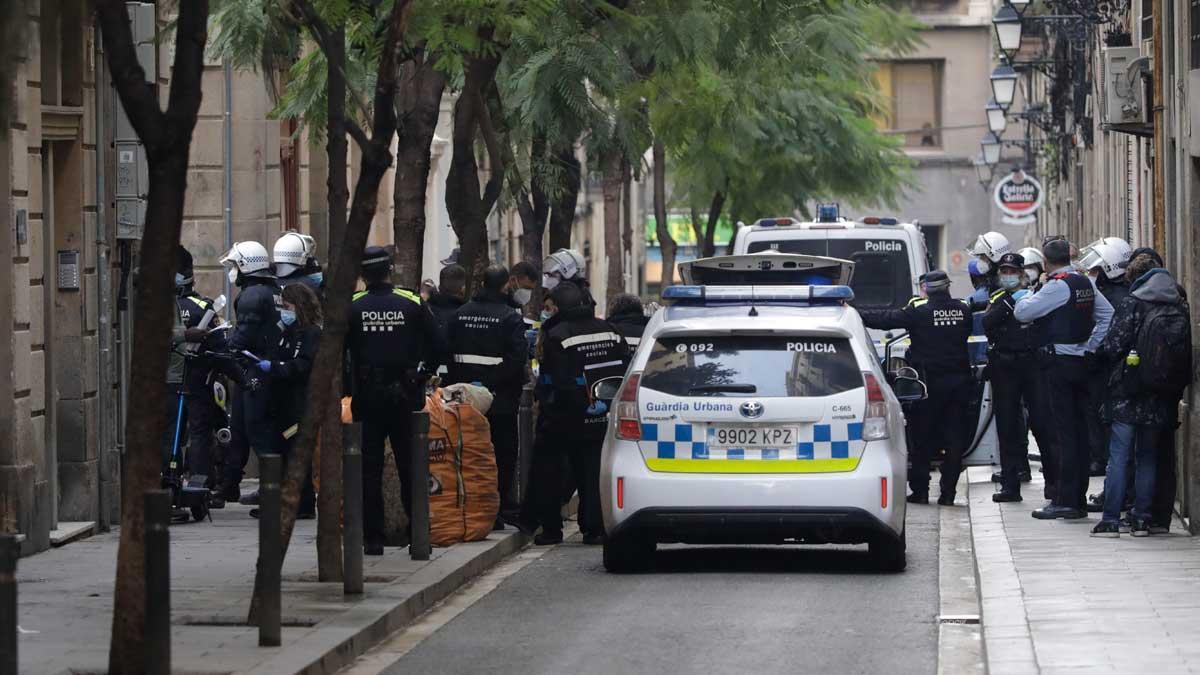 Desalojo de la narcofinca del Raval, en la calle de Príncep de Viana, 14