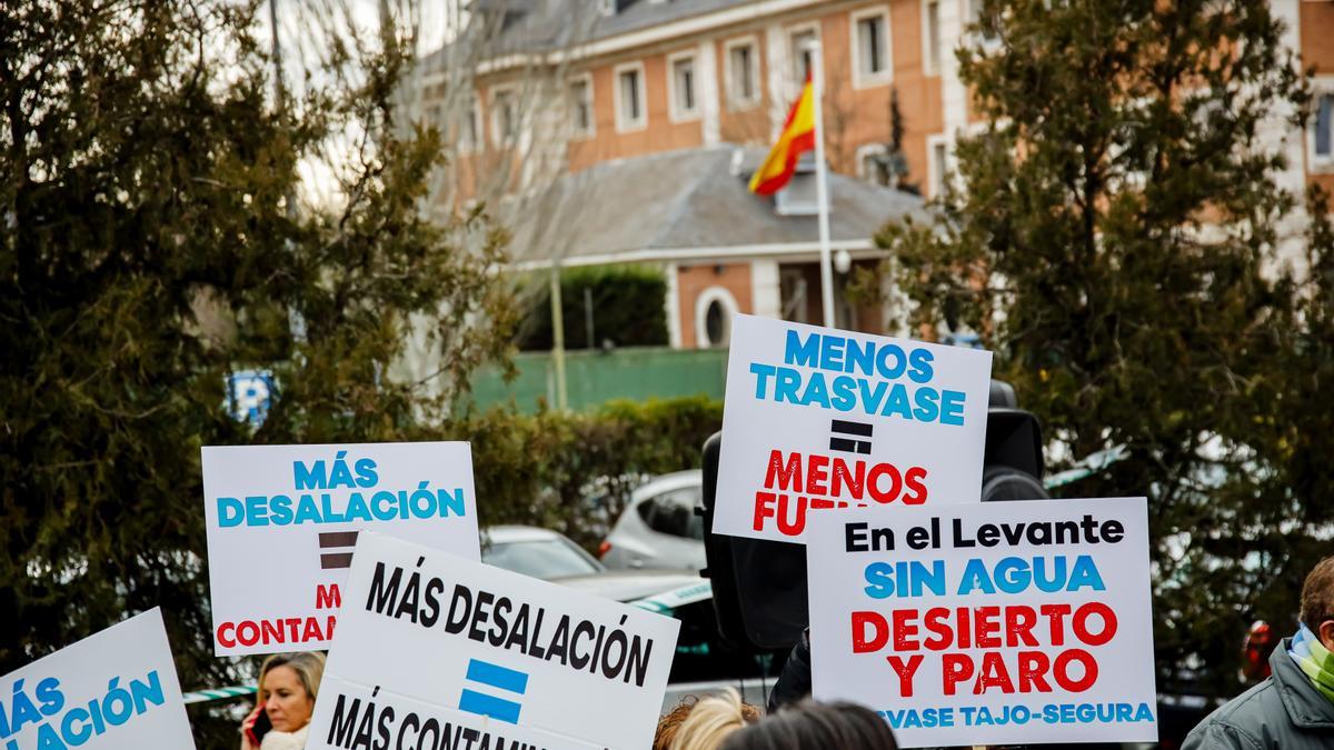 Pancartas de los agricultores frente el Palacio de la Moncloa el martes pasado cuando se aprobó el plan hidrológico del Tajo