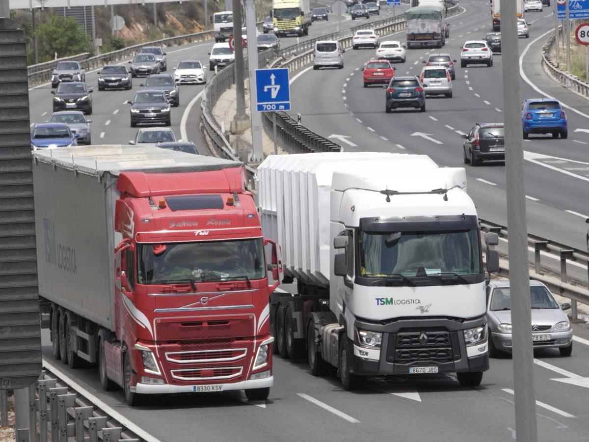 Camiones circulando por la A-30 en dirección a Murcia, pasado el Nudo de Espinardo.