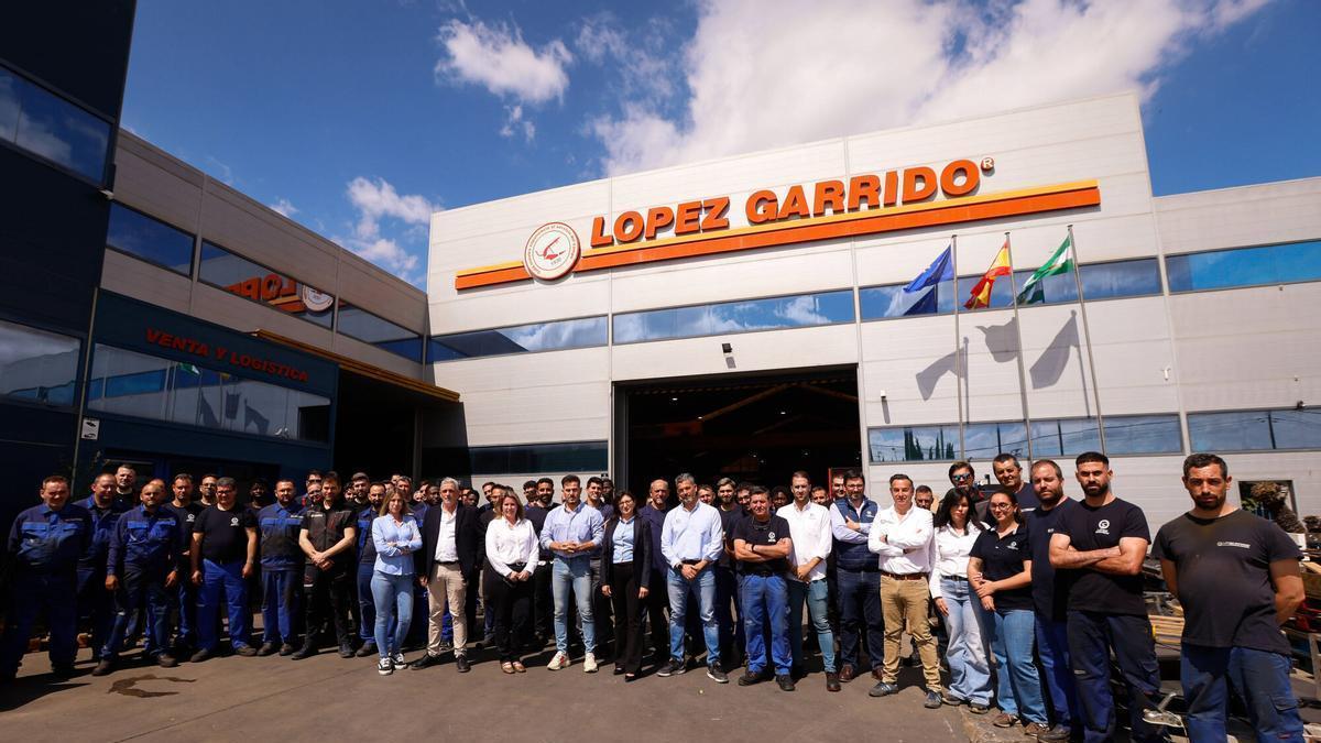 El equipo de López Garrido, a las puertas de las instalaciones.
