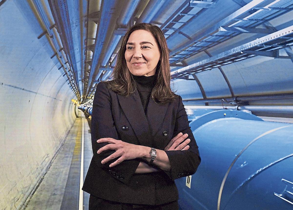 Mar Capeáns, frente al acelerador de partículas LHC (Large Hadron Collider).