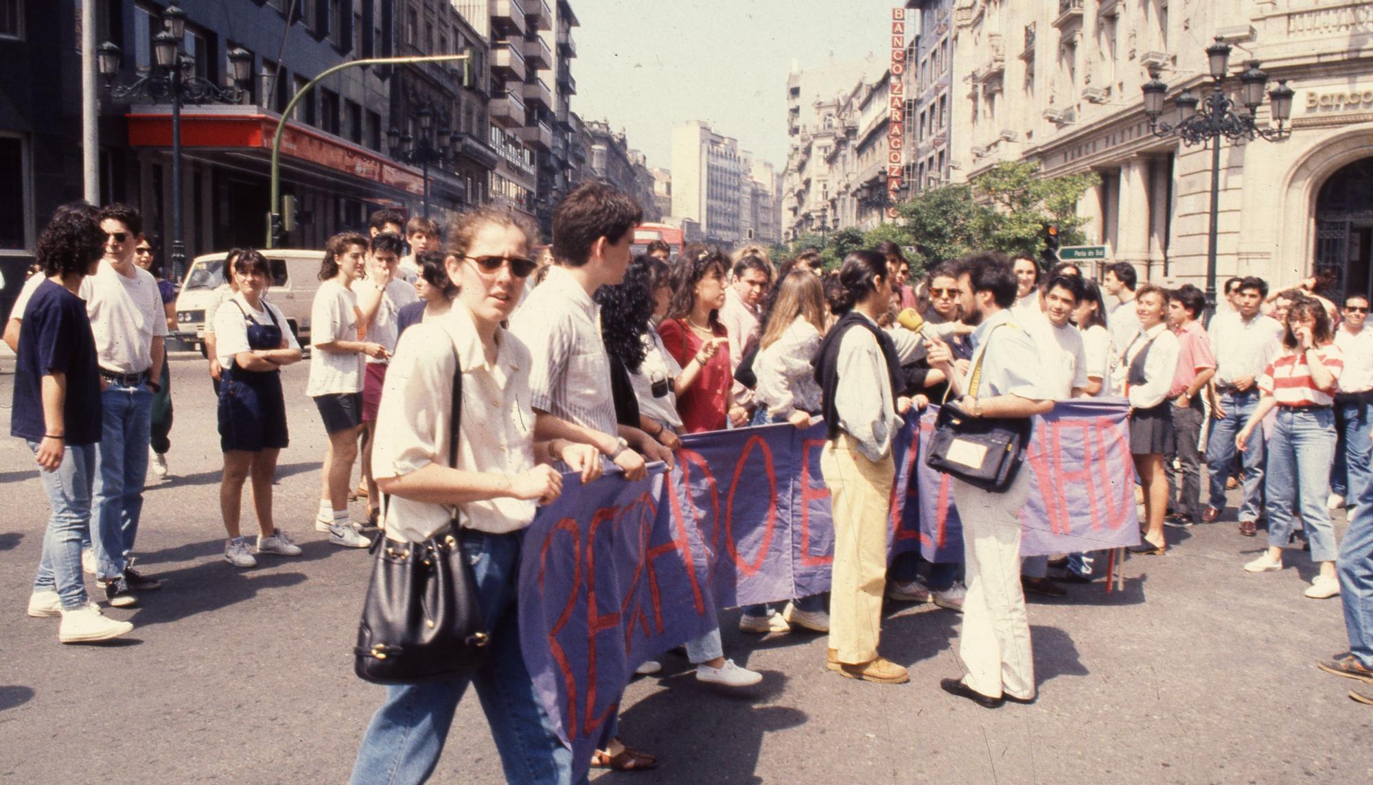 CONFLICTO SELECTIVIDAD 1992. MANIFESTACION DE ESTUDIANTES, PROFESORES Y PADRES DE ALUMNOS TRAS CONOCERSE LA SUSPENSION DE TRES DE LAS PRUEBAS DE SELECTIVIDAD POR FILTRACIONES DE LOS EXAMENES. 18/06/1992. FDV.