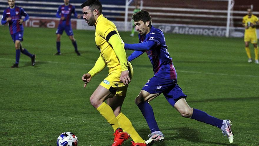 Adri marcó ayer de penalti y le dedicó el gol a su padre, recientemente fallecido. | JOSÉ GÓMEZ