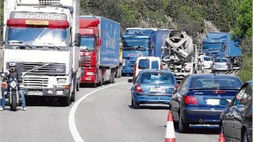 La topada entre dos camions va provocar retencions a la variant durant gairebé quatre hores.