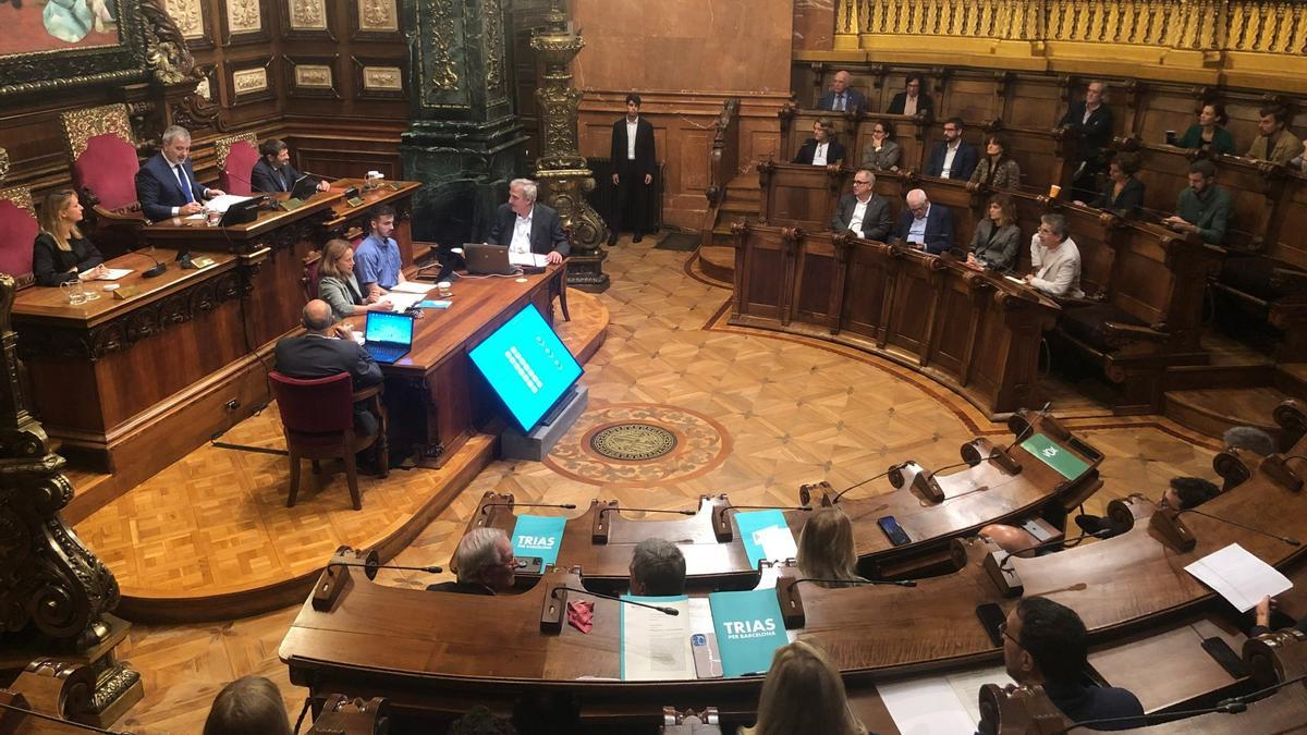 Pleno del Ayuntamiento de Barcelona en el que se ha aprobado suspender el plus de antigüedad a los trabajadores municipales