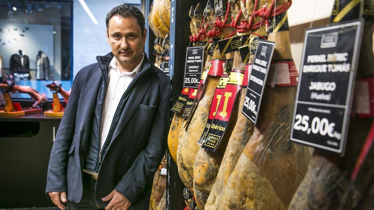 Enrique Tomás, el magnate del jamón, posa en su tienda de Badalona en 2015.