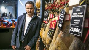 Enrique Tomás, el principal selector de jamón ibérico, posa en su tienda de Badalona en 2015.