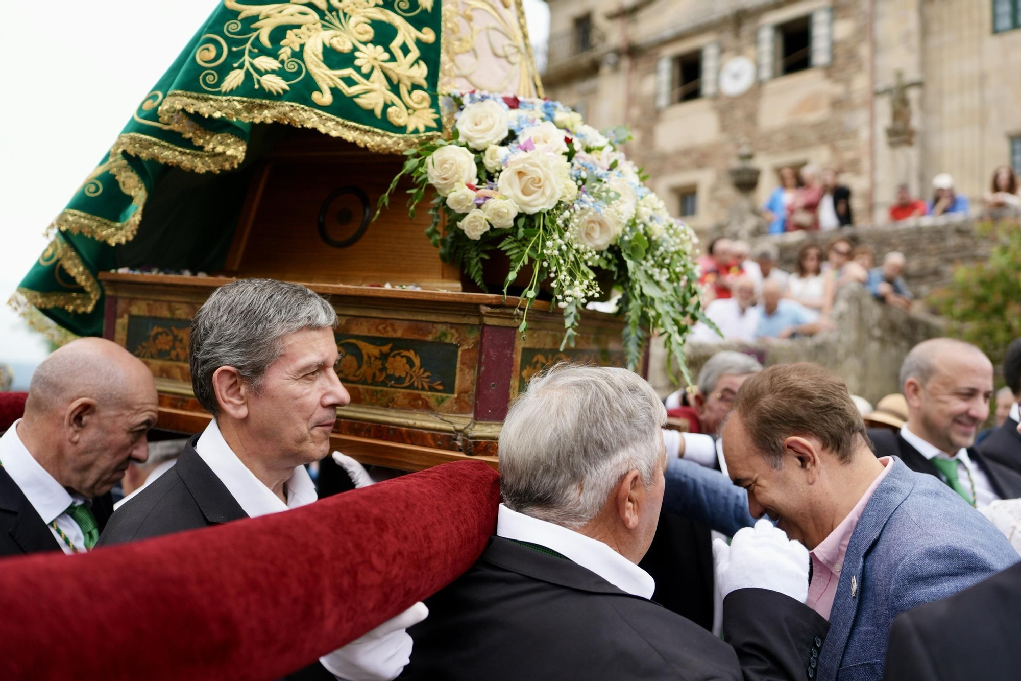 Abrazo multitudinario a la Virxe do Corpiño