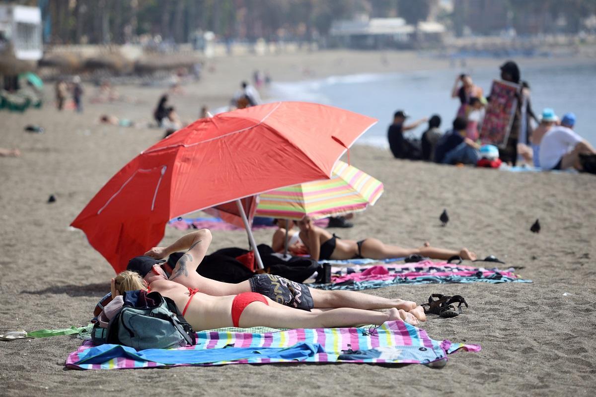 Visitantes en las playas de Málaga durante el puente del 1 de mayo.