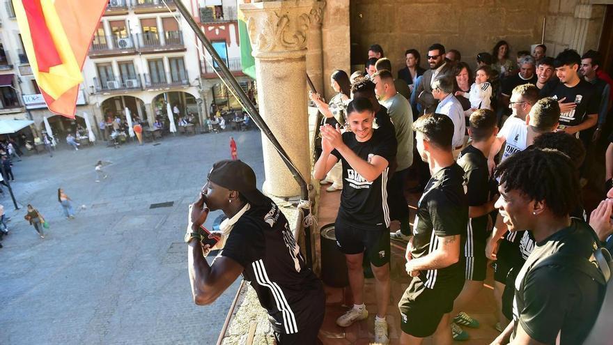 Vídeo | Recibimiento en el Ayuntamiento de Plasencia de la UPP para celebrar su ascenso