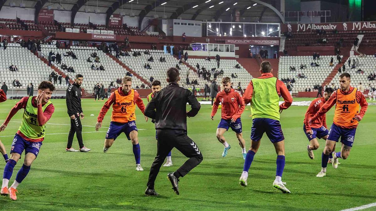 Jugadores titulares del Eldense, calentando en el último partido de liga