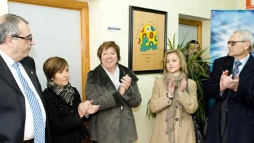 La alcaldesa asistió ayer, junto con la viuda del profesor Berruezo, a la apertura del aula.