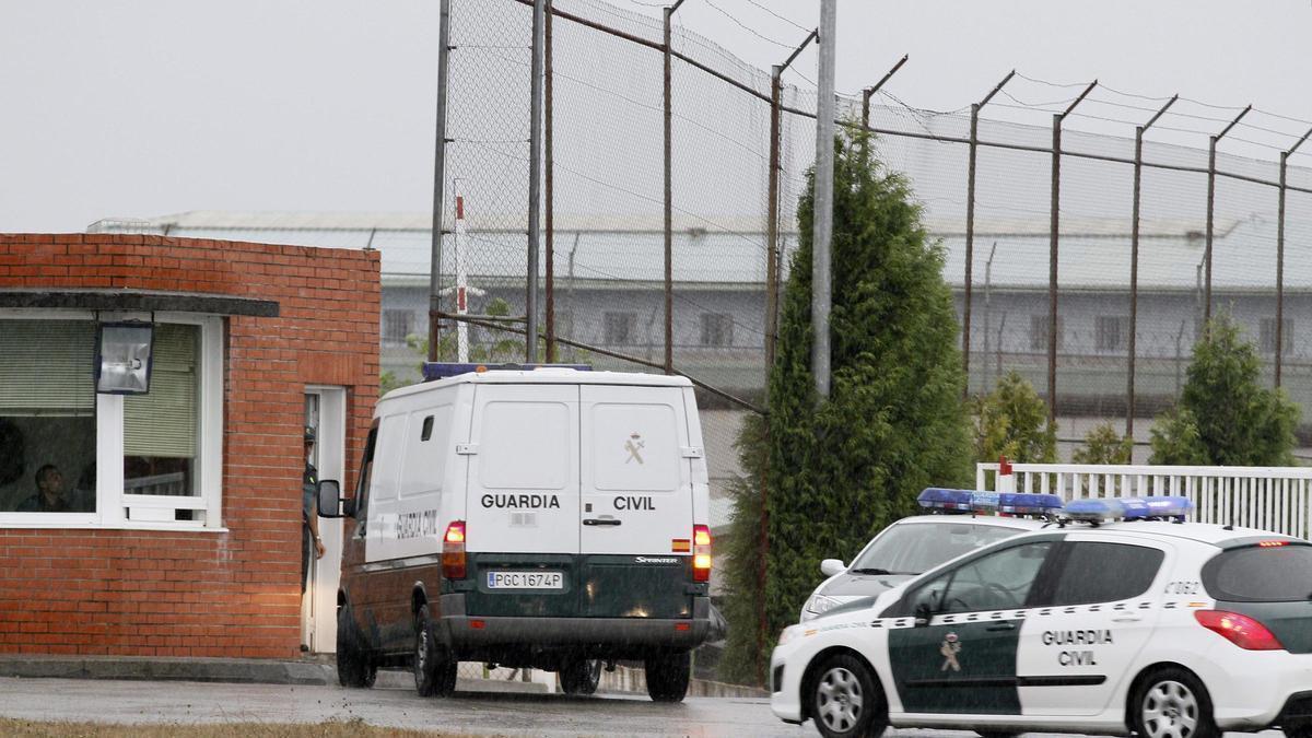 Traslado de presos a Teixeiro, a la entrada del centro penitenciario.