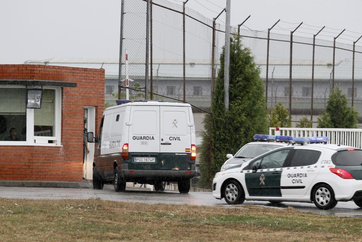 Traslado de presos a Teixeiro, a la entrada del centro penitenciario.