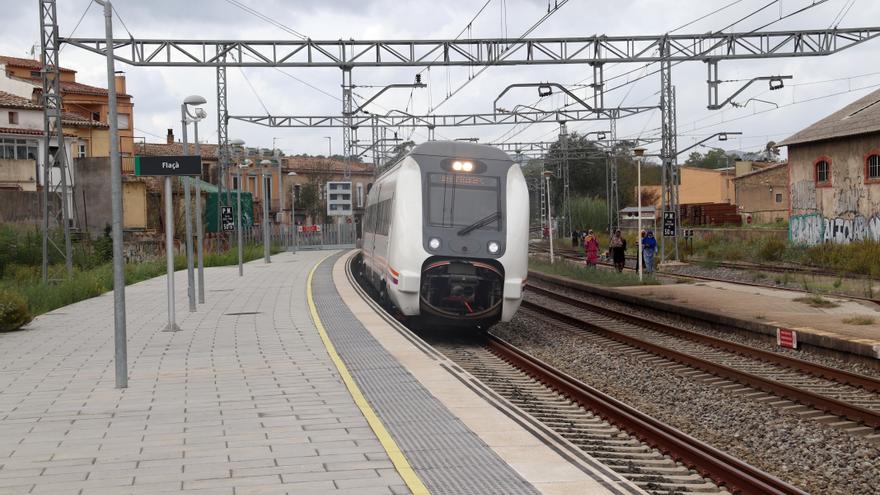 Els impulsors del tren-tram de la Costa Brava volen que sigui un fet el 2030 per revertir la dependència dels carburants