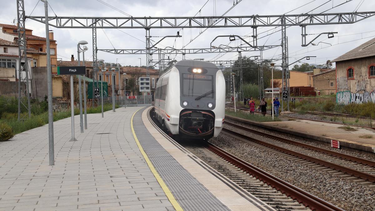 Un tren de Mitja Distància surt de l&#039;estació de Flaçà en direcció a Barcelona