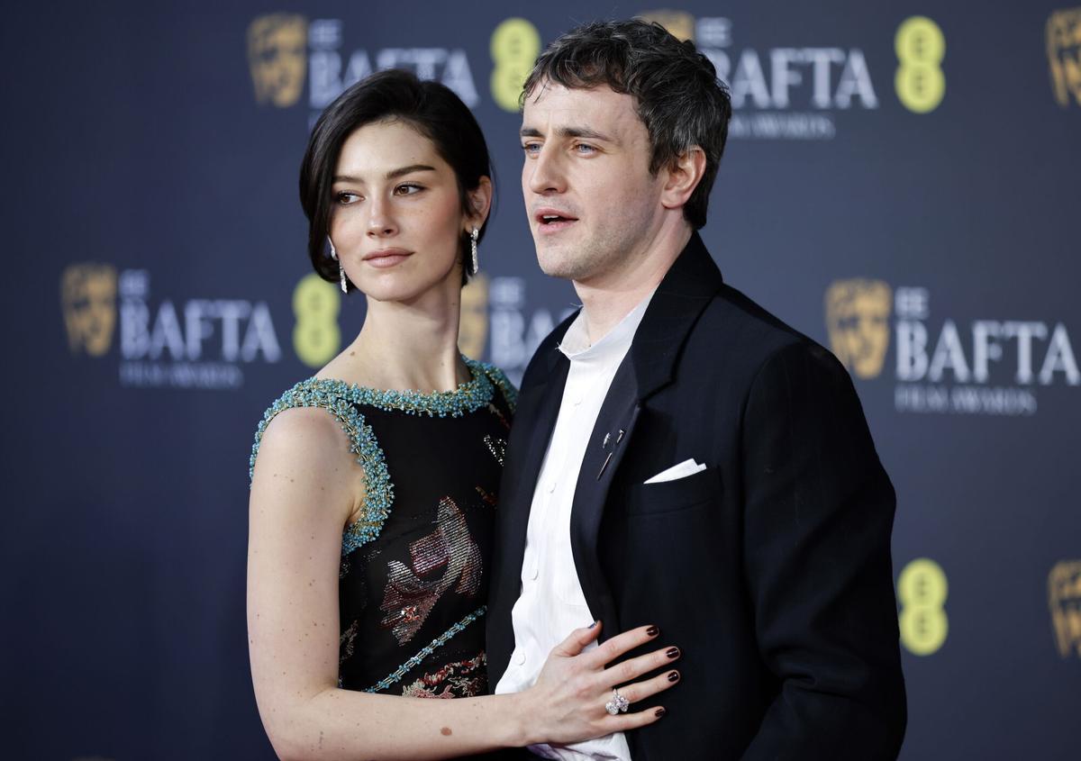 Los actores Gracie Abrams y Paul Mescal, en la alfombra roja de los Premios BAFTA en el Royal Festival Hall de Londres.