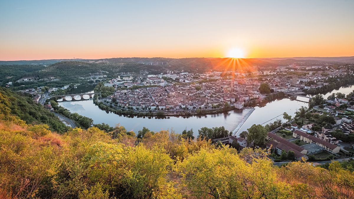 Vista panorámica de Cahors al atardecer, con el río Lot dibujando su emblemática curva alrededor de la ciudad