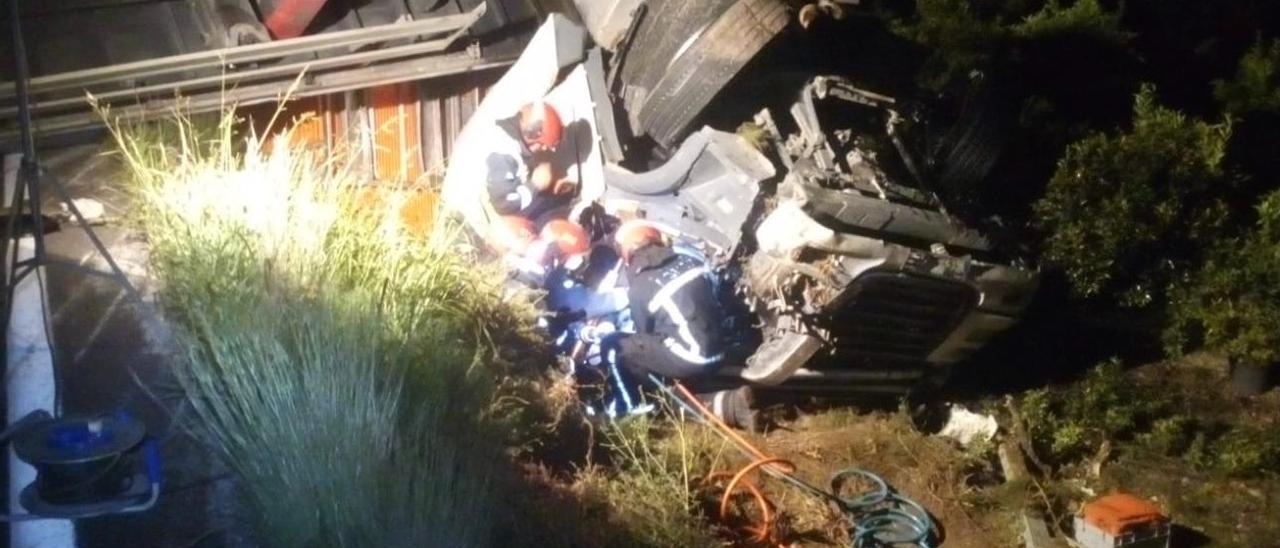 Imagen de los bomberos trabajando en la excarcelación del cuerpo.