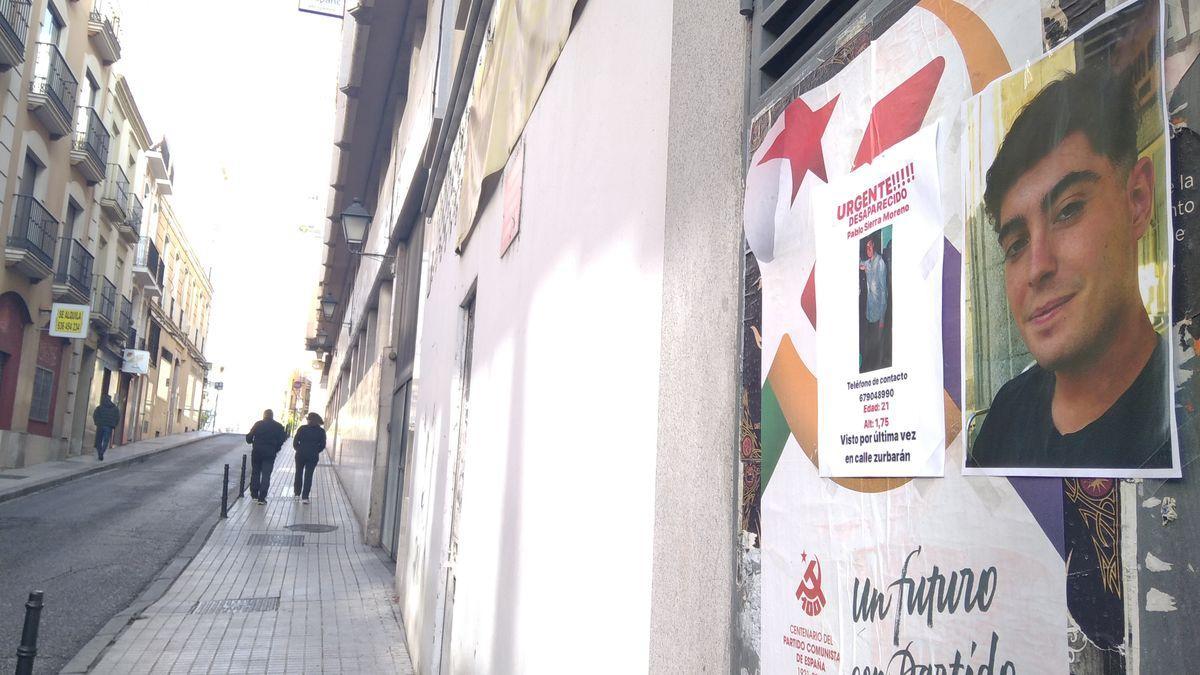 Un cartel con la foto de Pablo Sierra Moreno en la calle Zurbarán de Badajoz, donde se le vio por última vez.