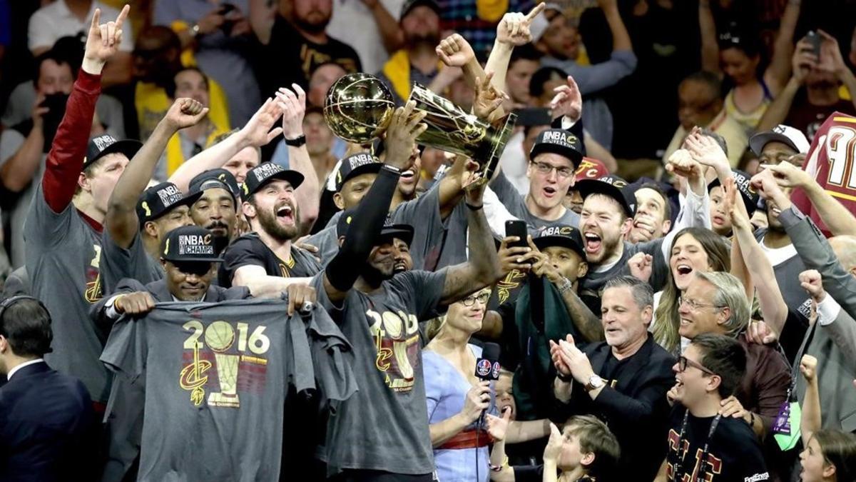 Lebron James levanta el trofeo de campeón de la NBA tras la victoria de Cleveland sobre Golden State (89-93)