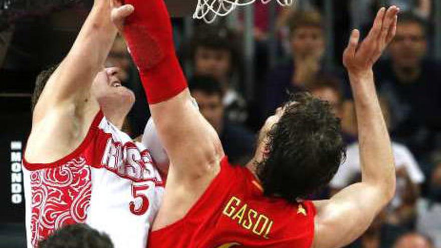 El jugador ruso Mozgov machaca ante Pau Gasol.