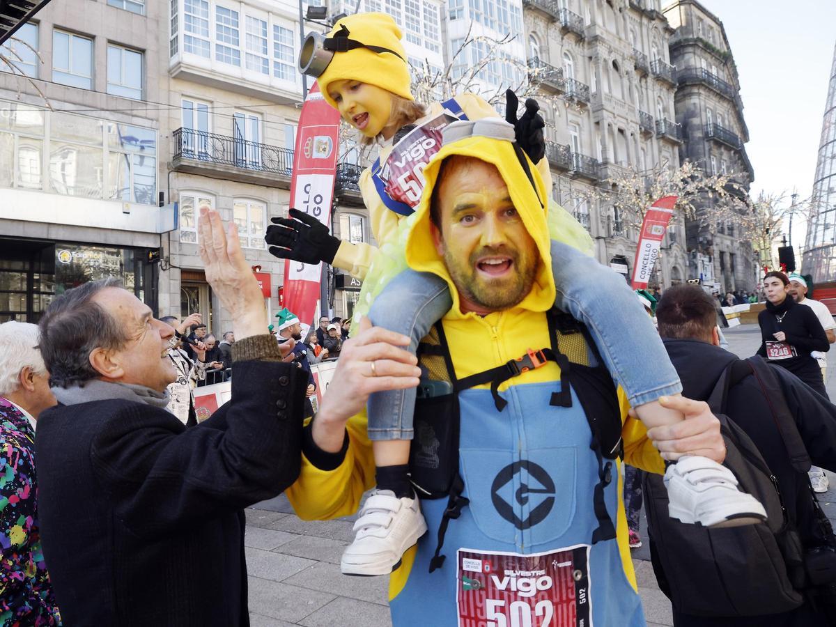 Loca carrera de Navidad: la San Silvestre colorea Vigo