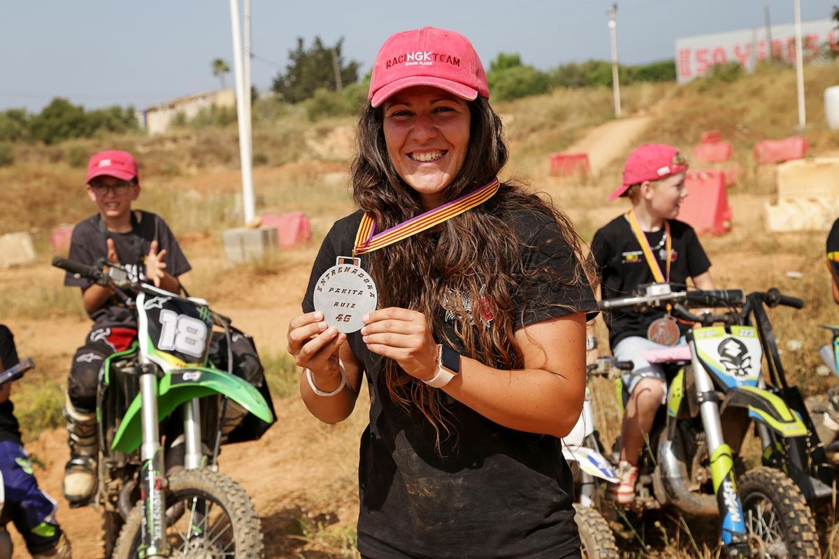 Pakita Ruiz, con la medalla que ha recibido como regalo.
