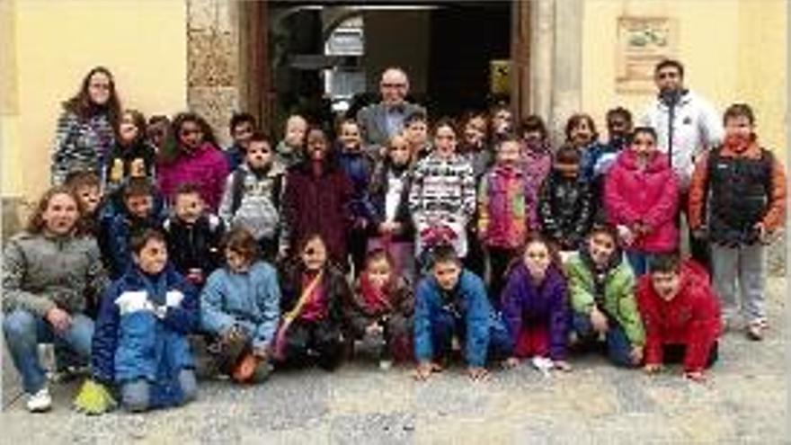 Alumnes de l&#039;Escola Napoleó Soliva que han visitat l&#039;Ajuntament.