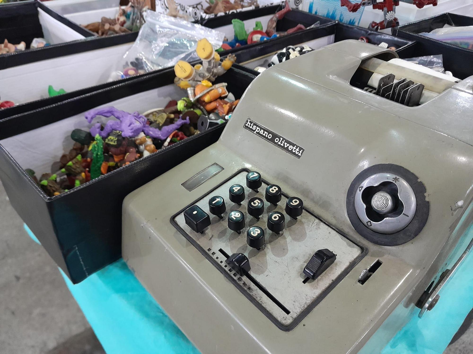 Compra, vende, cambia, así es la Feria del Coleccionismo de Mieres, en la que "hay de todo"