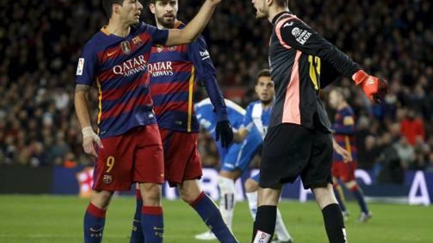 Luis Suárez se encara con Pau López durante el partido del Camp Nou.