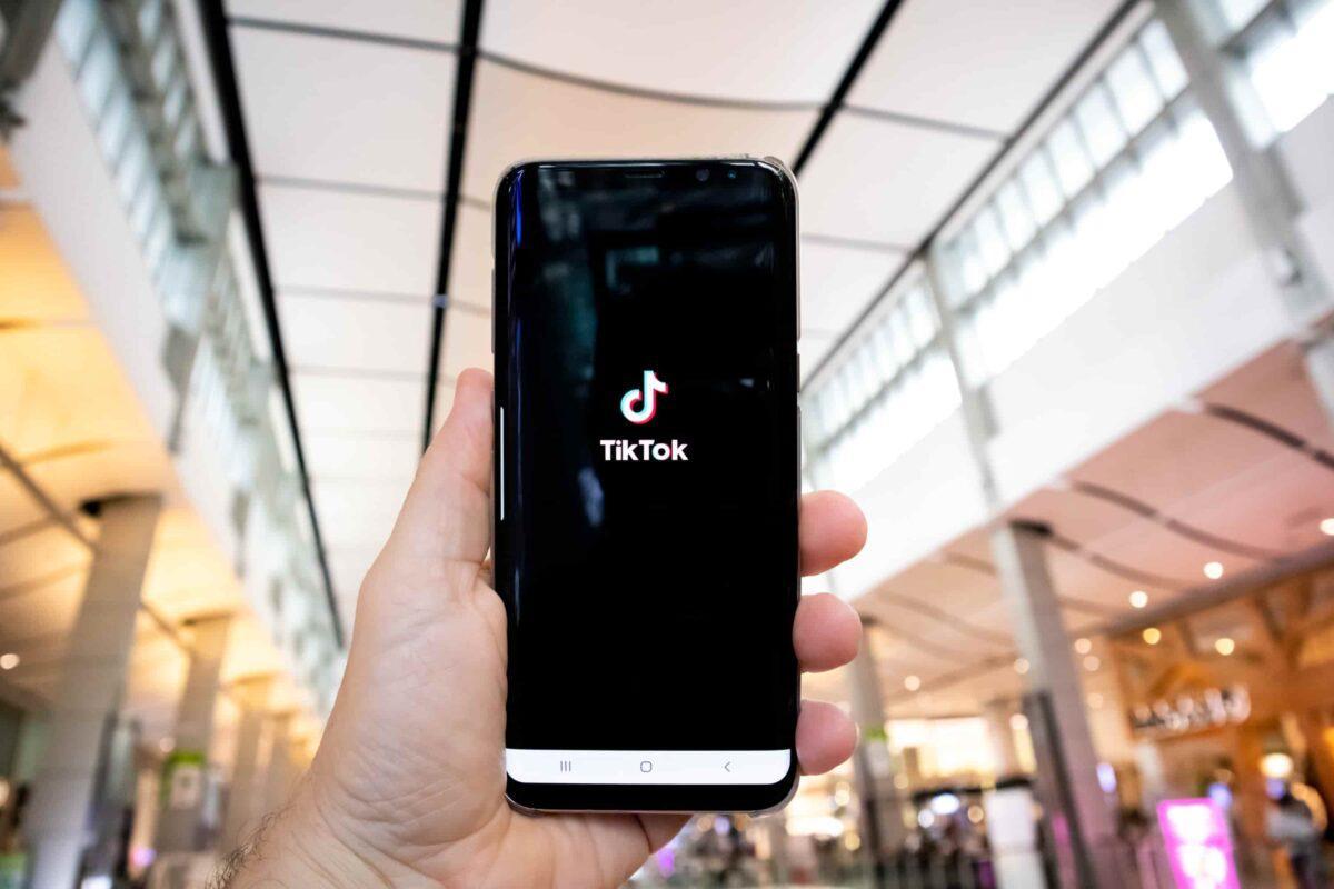 Blanquearse los dientes con «borradores mágicos», la nueva y peligrosa tendencia en TikTok