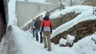 Vivir con más de un metro de nieve en el pueblo más alto de Catalunya: la rutina extrema de sus dos únicos vecinos