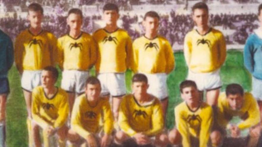 Los jugadores de La Araña Juvenil, en la inauguración del estadio deportivo de Carranque en 1960.