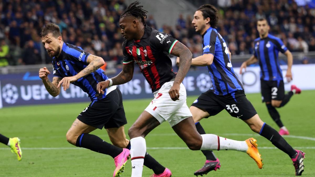 Rafael Leao, del Milan, corre ante Francesco Acerbi y Matteo Darmian, del Inter
